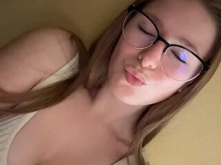Thepretiestgirlhere